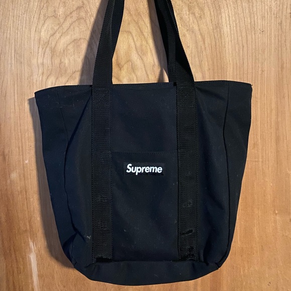 Supreme tote bag  used maybe 3 times still smells new  bought for 140$